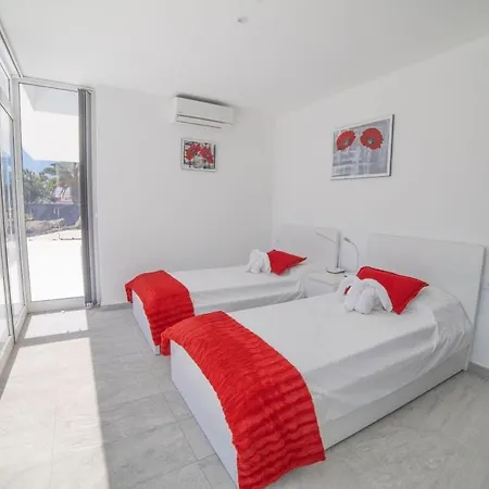 Βίλα Odyssey With Private Heated Pool In *