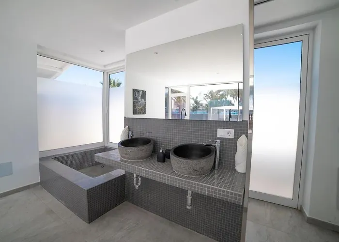 Βίλα Odyssey With Private Heated Pool In