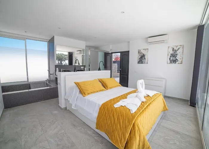 Odyssey With Private Heated Pool In * Playa Blanca (Lanzarote)